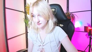 ElieJay webcam video 3011231222 I really like her makeup and innovate of every day with herself 