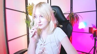 ElieJay webcam video 3011231222 I really like her makeup and innovate of every day with herself 
